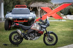 Ducati DesertX: Πλαγιολισθαίνοντας μαζί με Audi RS Q e-tron (video)