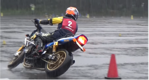 Video: “Τρελή” οδήγηση μοτοσυκλέτας σε καταρρακτώδη βροχή!
