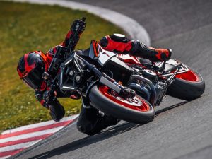 KTM 990 Duke R 2025: Επίθεση στα μεσαία-μεγάλα