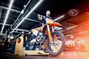 KTM: Ξεκινάει και πάλι η παραγωγή στο Mattighofen