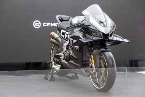 CFMoto V4 SR-RR Prototype: Με ενεργά, αεροδυναμικά φτερά